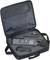 Ein Schallpegelmessgerät in einem offenen schwarzen Tragekoffer. Enthält Zubehör wie Mikrofon-Abdeckung und Bedienungsanleitung.