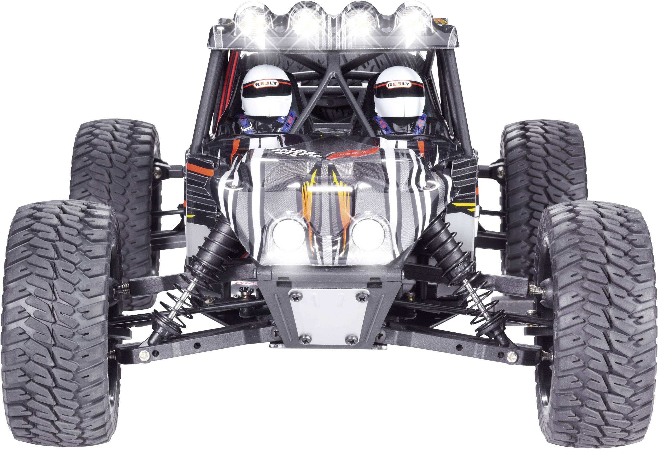 Ein ferngesteuertes Offroad-Fahrzeug mit zwei Figuren im Cockpit, große Reifen und robustes Design, aus Frontansicht.