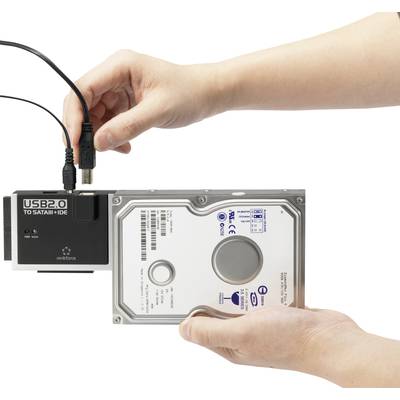 Eine Person verbindet eine Festplatte mit einem Adapterkabel für den USB 2.0 Anschluss an SATA/IDE.