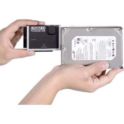 Zwei Hände halten einen Adapter für die Verbindung eines USB 2.0-Anschlusses mit einem SATA/IDE-Laufwerk.