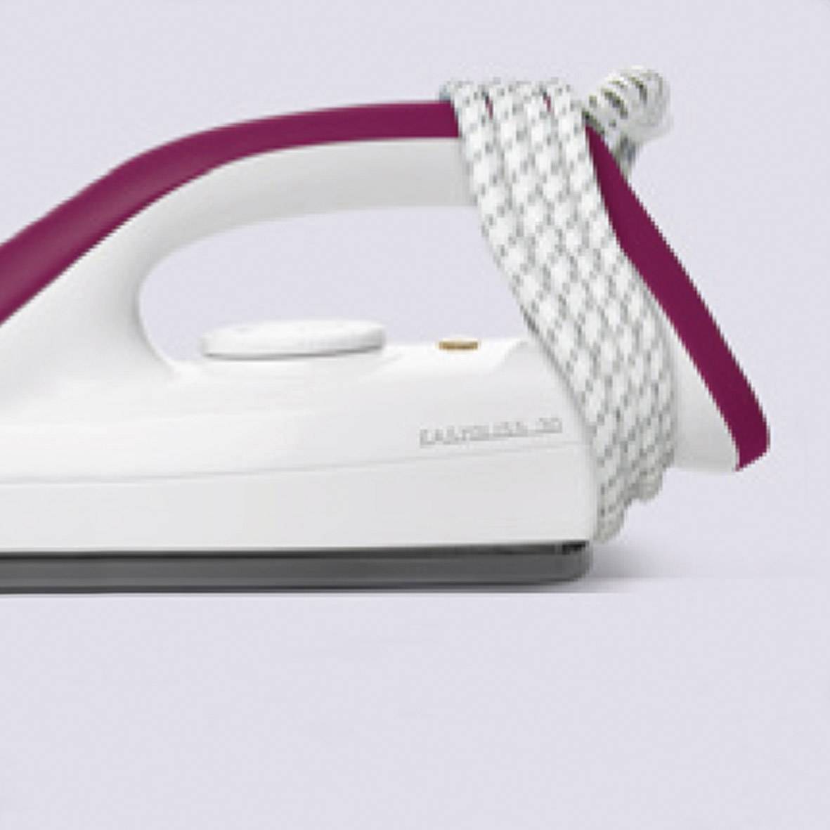 Bügeleisen mit rotem Griff und weißem Kabel, das seitlich um das Gerät gewickelt ist. Hintergrund ist einfarbig.