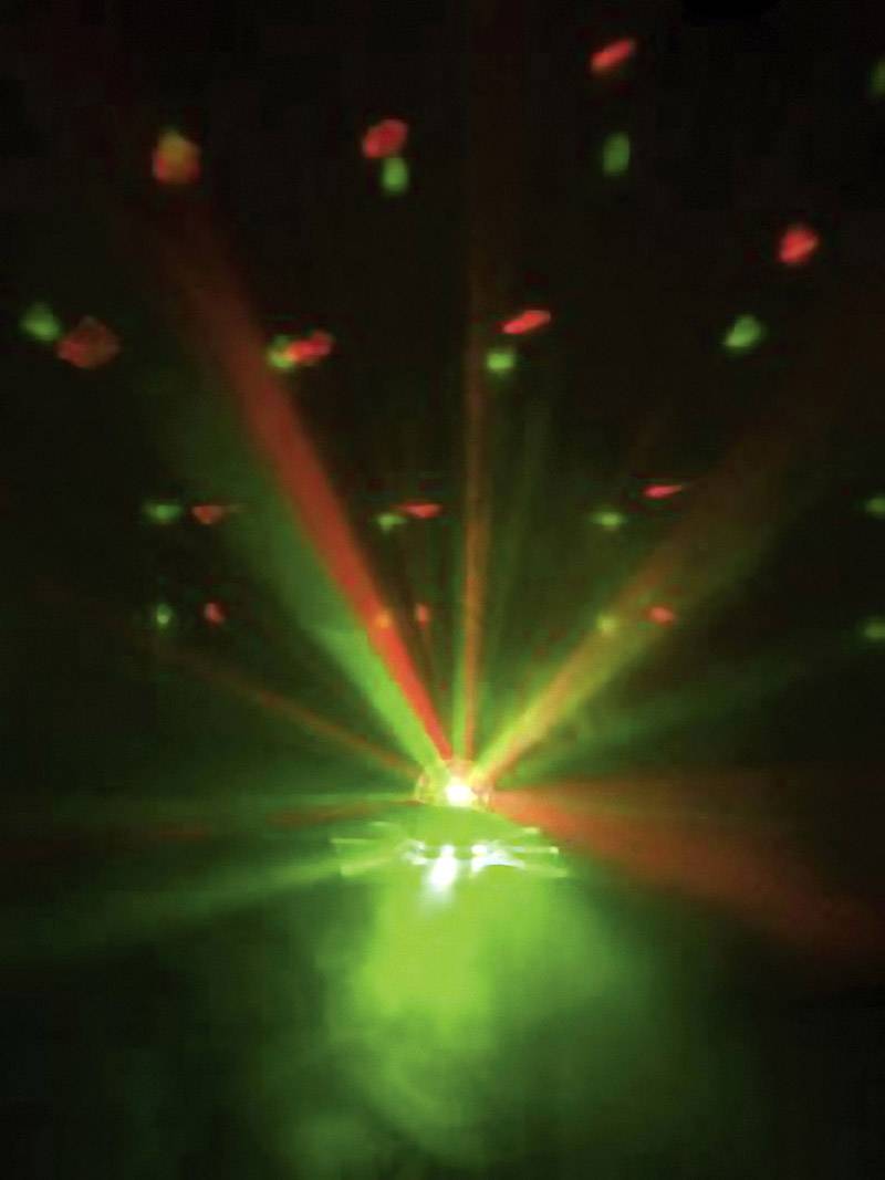 Ein grünes und rotes Laserlicht projiziert eine Lichtshow in einem dunklen Raum. Es bildet strahlenartige Muster in verschiedene Richtungen.