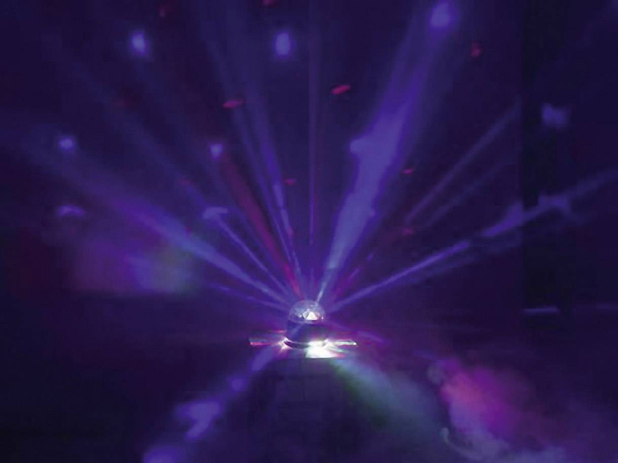 Eine Discokugel projiziert bunte Lichtstrahlen in einem dunklen Raum und erzeugt eine lebendige, dynamische Atmosphäre.