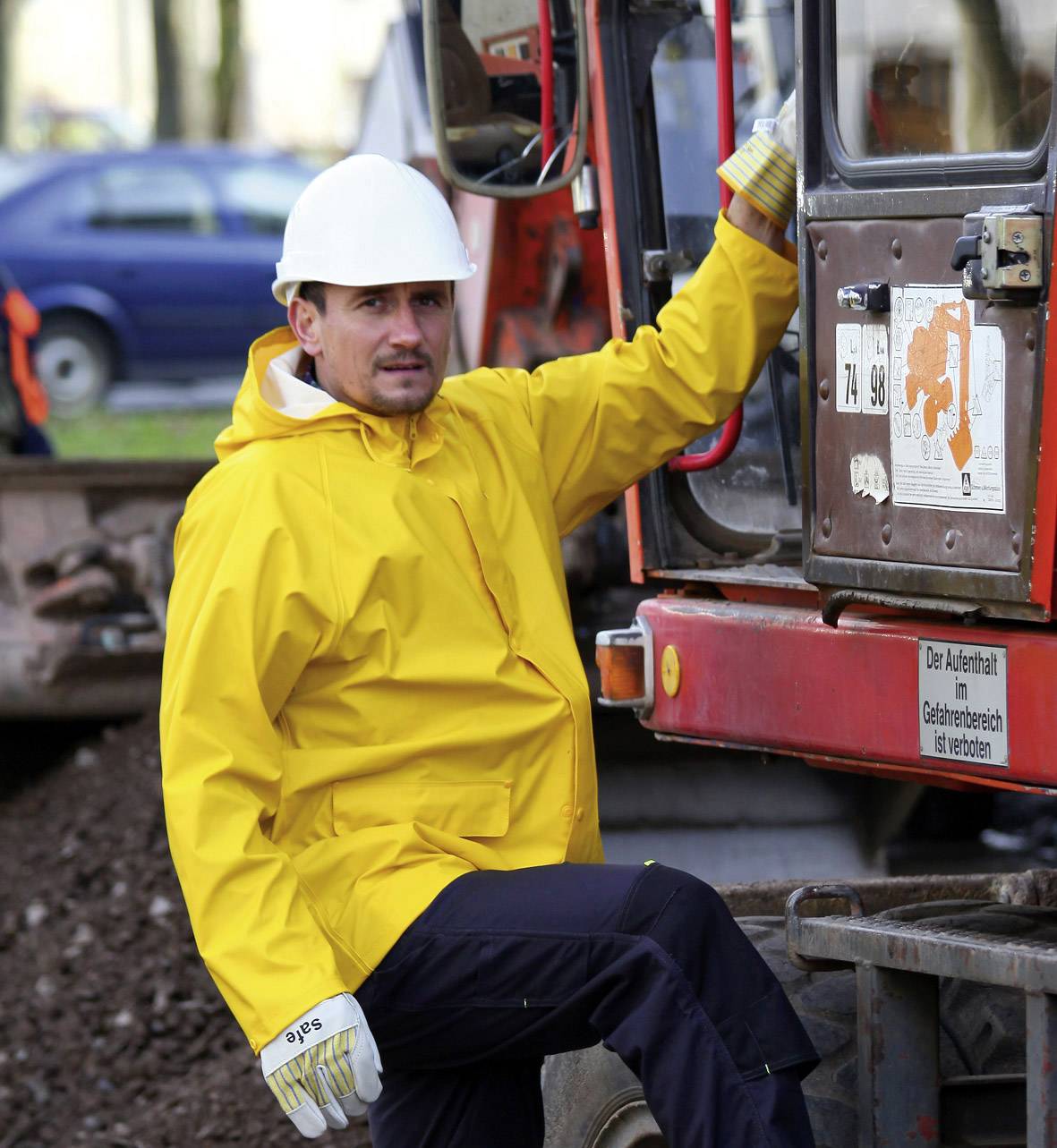Gut sichtbare, gelbe Arbeitsregenjacke
