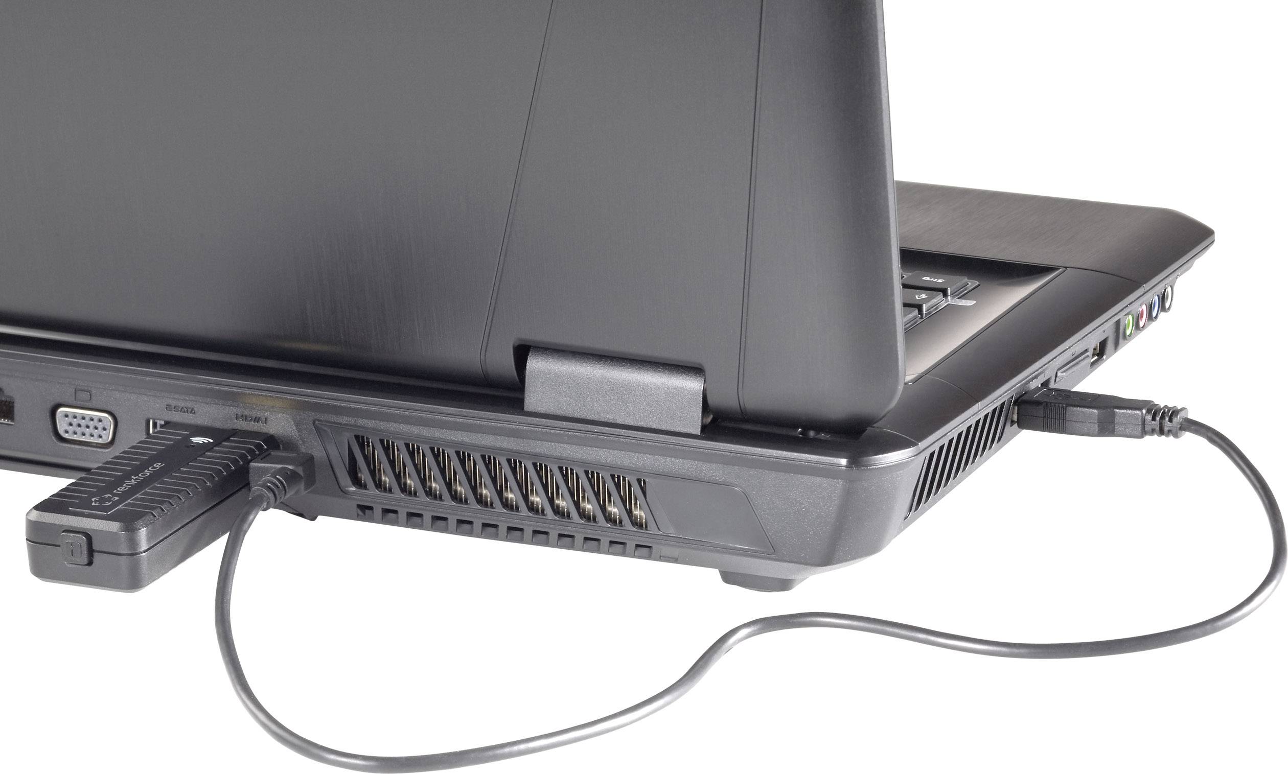 Ein schwarzer Laptop mit angeschlossenem USB-Stick und Netzkabel. Rückansicht mit Anschlüssen und Lüftungsschlitzen sichtbar.