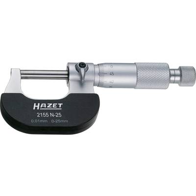 Ein Mikrometer der Marke Hazet zeigt eine Messspanne von 0 bis 25 mm und eine Genauigkeit von 0,01 mm, auf einer weißen Oberfläche liegend.