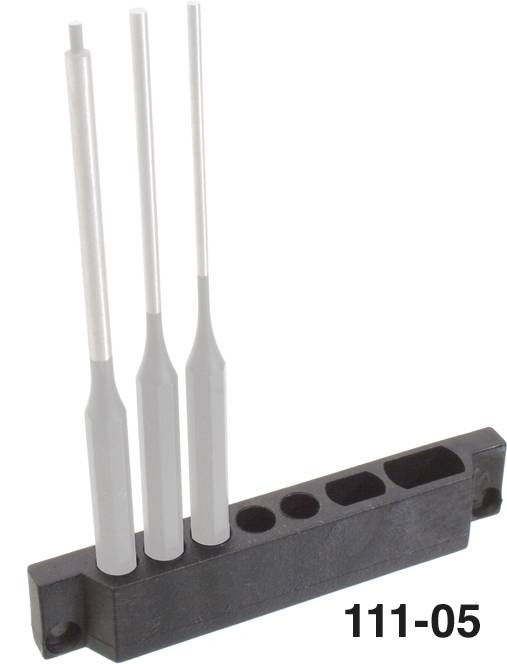 'Drei metallische Stifte in unterschiedlichen Größen stecken in einem schwarzen Halter. Unten rechts steht die Nummer 111-05.'