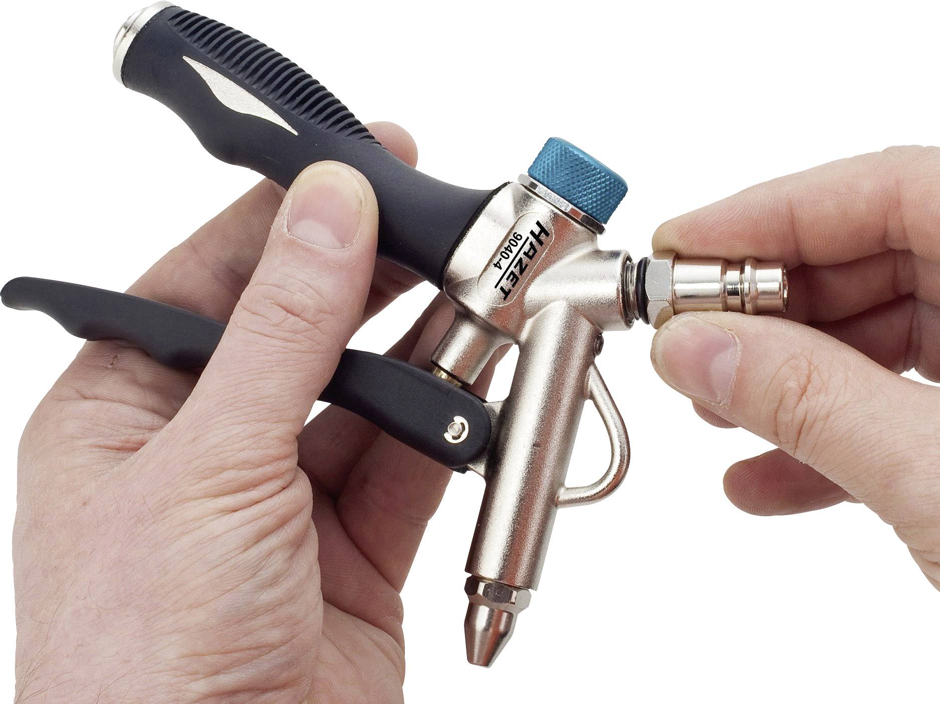 Eine Hand hält eine Druckluftpistole, während eine andere Hand einen Schlauchanschluss befestigt. Das Werkzeug hat einen blauen Ventilknopf.