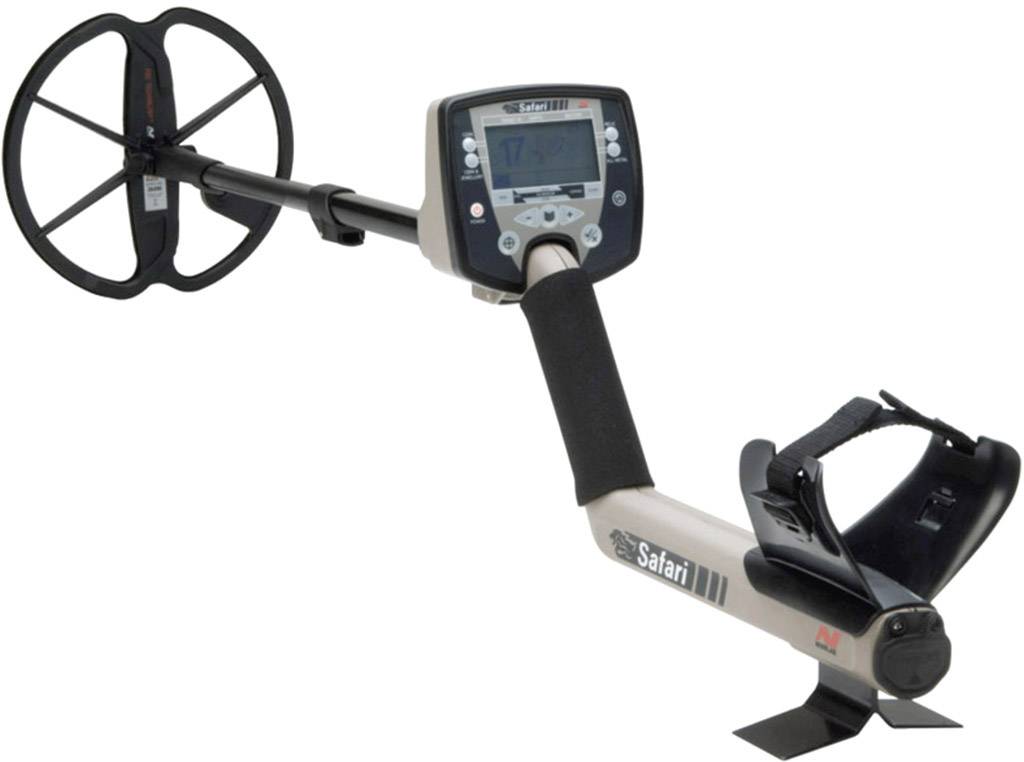 Ein Metall­detektor mit ergonomischem Griff, kreisförmiger Suchspule und digitalem Display zur Anzeige gefundener Objekte.