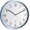 Eine runde Wanduhr zeigt 10:10 Uhr an. Die Uhr hat ein weißes Zifferblatt mit schwarzen Zahlen und Zeigern sowie einem orangefarbenen Sekundenzeiger.