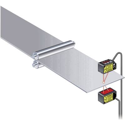 Laser-Sensor misst Dicke eines Metallbands auf einer Produktionslinie. Das Band wird zwischen zwei Rollen geführt; Sensor zeigt rote Laserlinie.