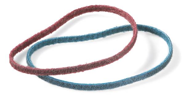 Zwei Gummibänder: ein rotes und ein blaues, liegen ineinander verdreht auf einer weißen Fläche.