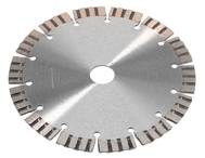 Kreissägeblatt mit segmentierten Diamantzähnen, verwendet zum Schneiden von Beton oder Steinmaterialien.