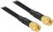 Zwei koaxiale Kabel mit schwarzen Hüllen und goldfarbenen Anschlüssen. Sie sind parallel angeordnet und für Hochfrequenzsignale geeignet.