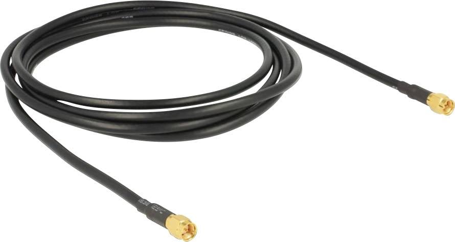 Ein schwarzes Koaxialkabel mit goldenen Steckern an beiden Enden, aufgerollt auf einer ebenen Oberfläche.