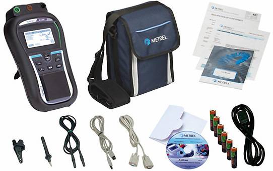 Ein elektrisches Prüfgerät mit Zubehör wie Kabeln, Batterien, Prüfspitzen, Bedienungsanleitung und Tragetasche auf einem Tisch.