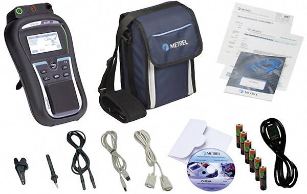 Ein elektrisches Prüfgerät mit Tasche, Prüfspitzen, Kabeln und Batterien. Zubehör wie Software-CD und Anleitungen sind ebenfalls enthalten.