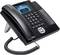Ein modernes Bürotelefon mit großem Display, Tastenfeld, Funktionstasten, und Hörer auf einer schlanken Basisstation. Ideal für Geschäftsumgebungen.