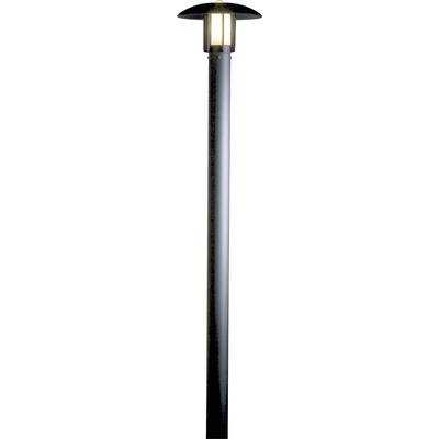 Eine schwarze Straßenlaterne mit einem runden Lampenschirm leuchtet schwach. Sie steht auf einem hohen, schlanken Mast.