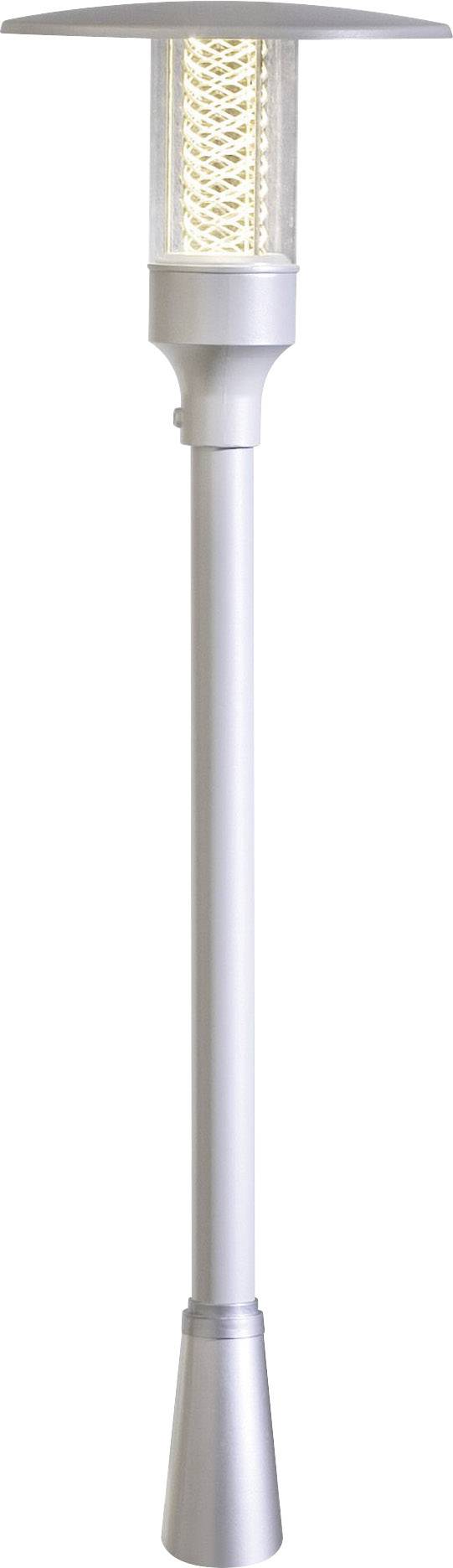 Silberne Außenleuchte mit einem hohen, schlanken Standrohr und einem schützenden Schirm oben, ideal für Garten- oder Gehwegbereiche.