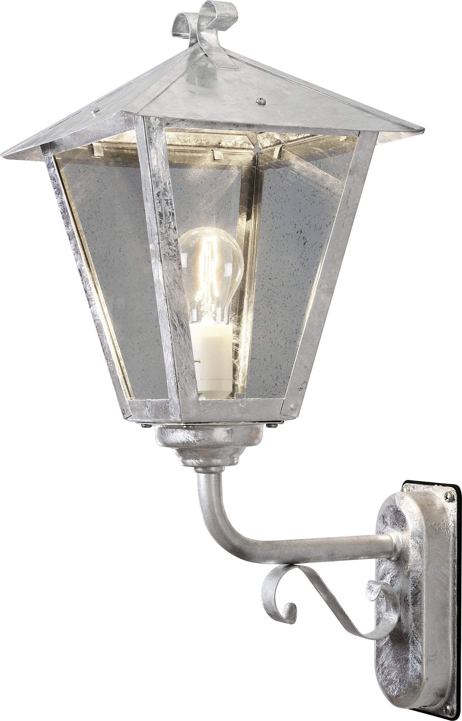 Silberne Außenlaterne in klassischem Design, mit klarer Glühbirne. Befestigt an einer geschwungenen Halterung an einer Wand.