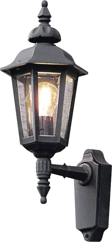 Schwarze Wandlaterne mit klassischem Design, leuchtet warmes Licht ab. Sie ist an einer dekorativen Halterung montiert.