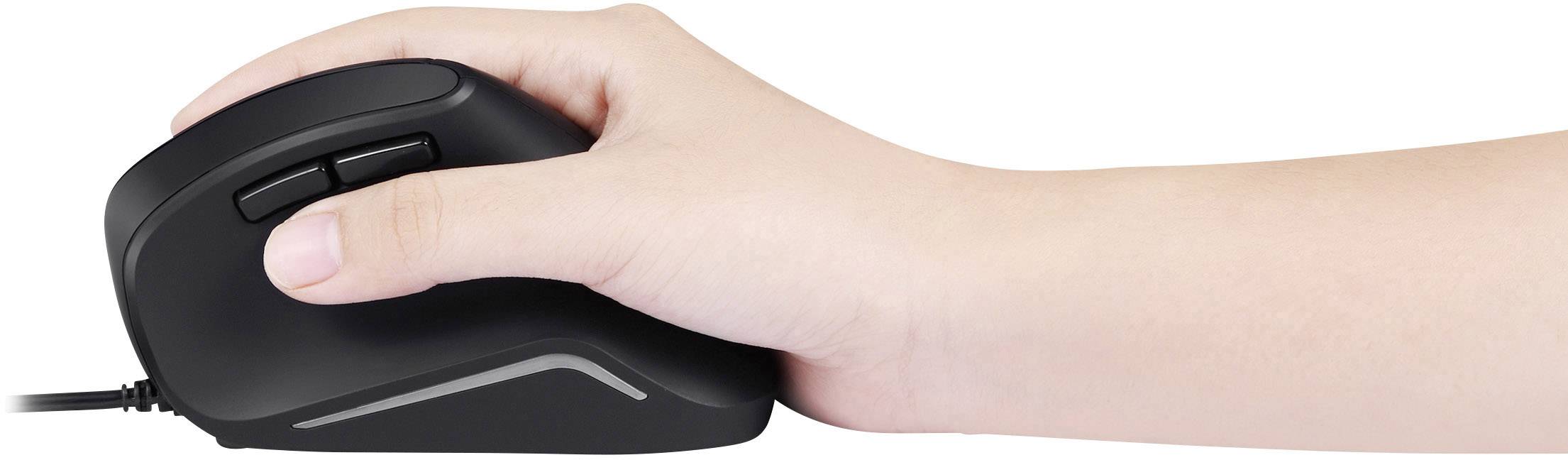 Eine Hand hält eine schwarze Computermaus, die auf einem Kabel angeschlossen ist.