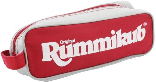 Ein rotes Federmäppchen mit der Aufschrift 'Original Rummikub'. Es ist rechteckig mit Reißverschluss und hat einen Tragegriff.