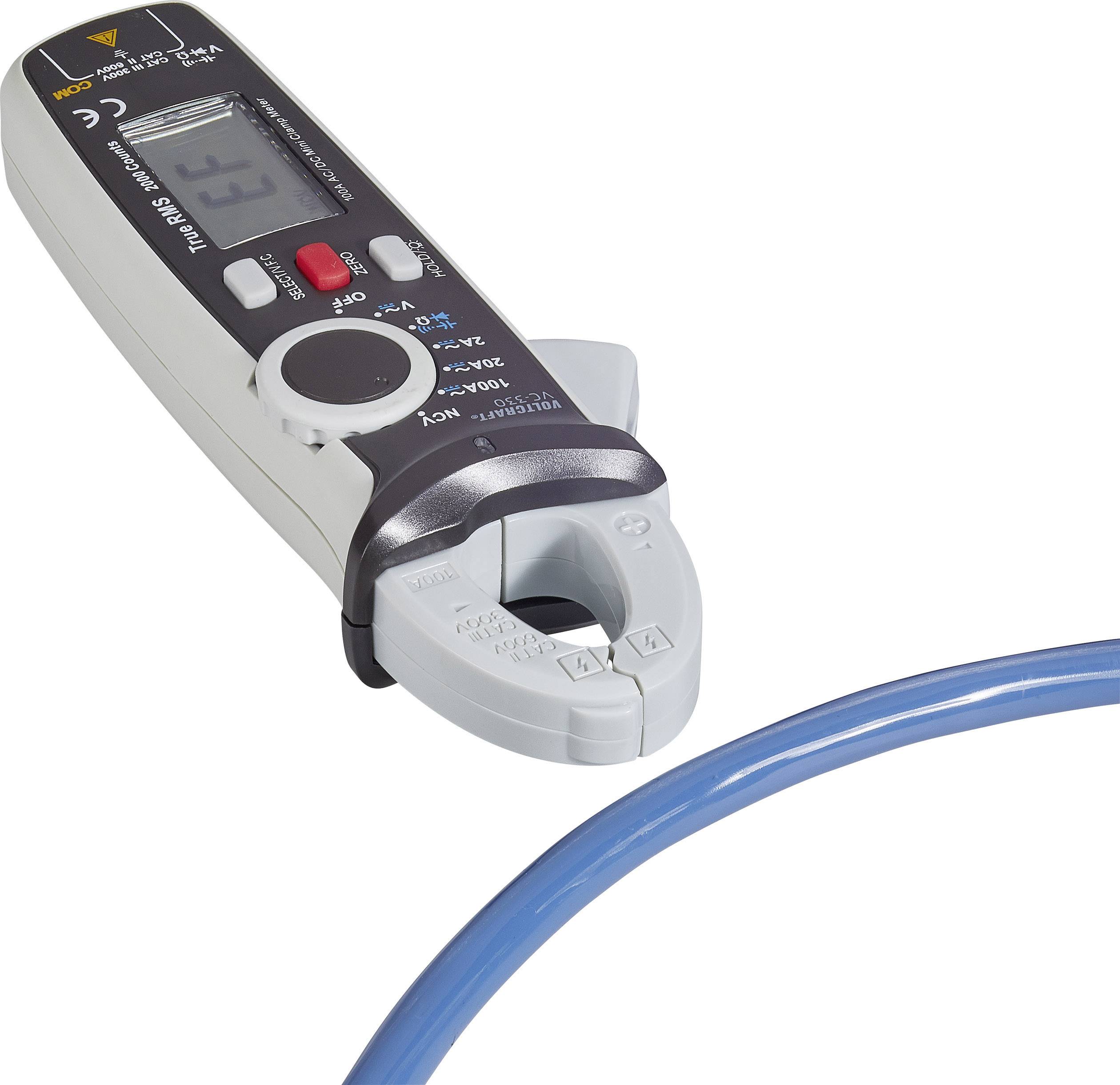 Digitales Zangenamperemeter misst Stromstärke eines blauen Kabels, Anzeige zeigt Messwerte, Gerät in grauem Kunststoffgehäuse.