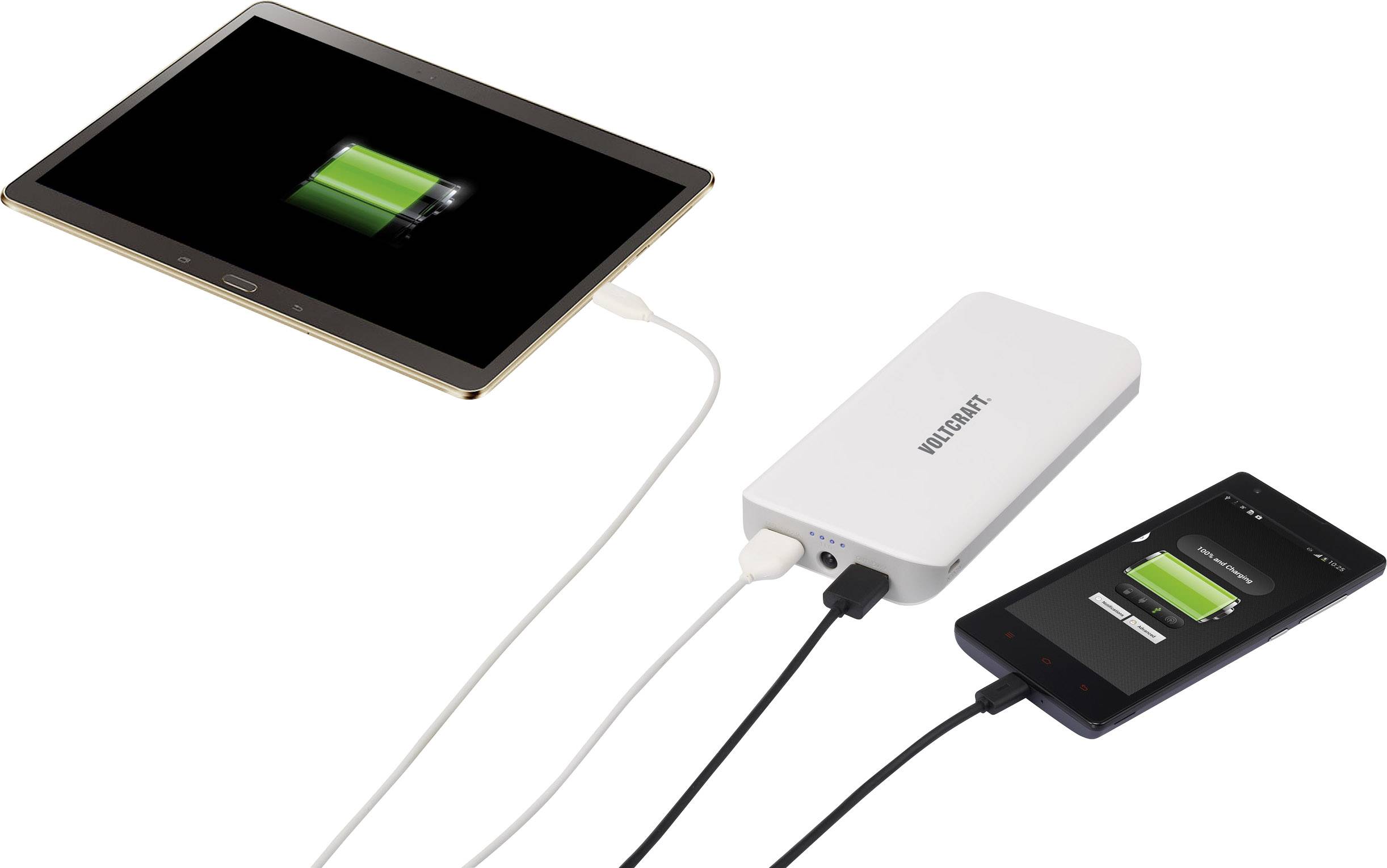 Tablet und Smartphone werden mit einer Powerbank geladen; beide Displays zeigen ein Batteriesymbol mit grünem, gefülltem Balken.