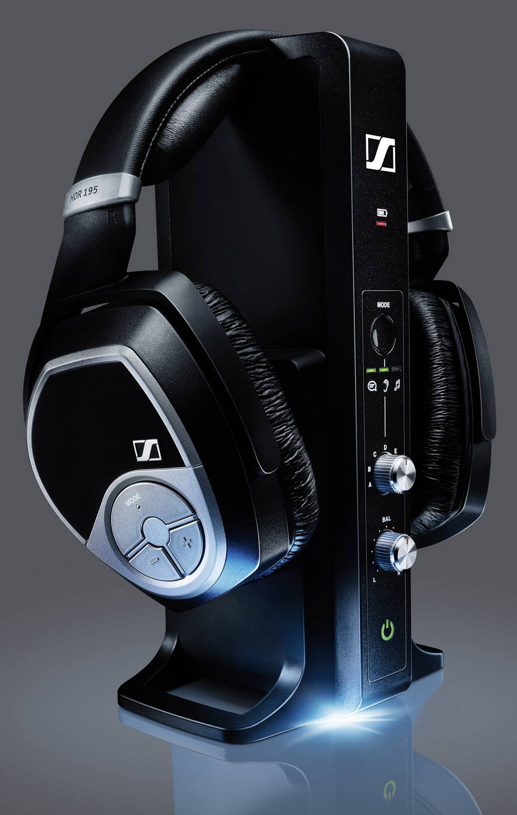 Kabellose schwarze Kopfhörer mit Ladestation, seitlich gezeigt. Das Markenlogo ist sichtbar, Bedienelemente für Lautstärke und Strom an der Station.