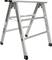 Eine silberne Aluminiumleiter in A-Form; robust, geeignet für leichte bis mittelschwere Arbeiten im Innen- und Außenbereich.