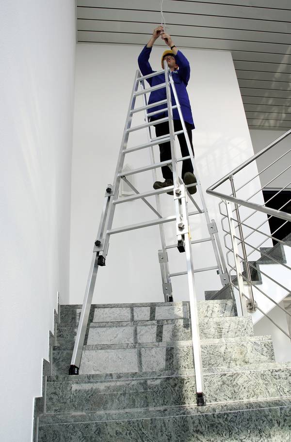 MUNK Günzburger Steigtechnik  33516 Aluminium Stufen-Doppelleiter inkl. 4 ausziehbaren Holmen Arbeitshöhe (max.): 4.5 m Silber  17.4 kg