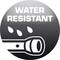 Ein Symbol einer Taschenlampe mit Wassertropfen und der Aufschrift 'Water Resistant', was auf Wasserbeständigkeit hinweist.