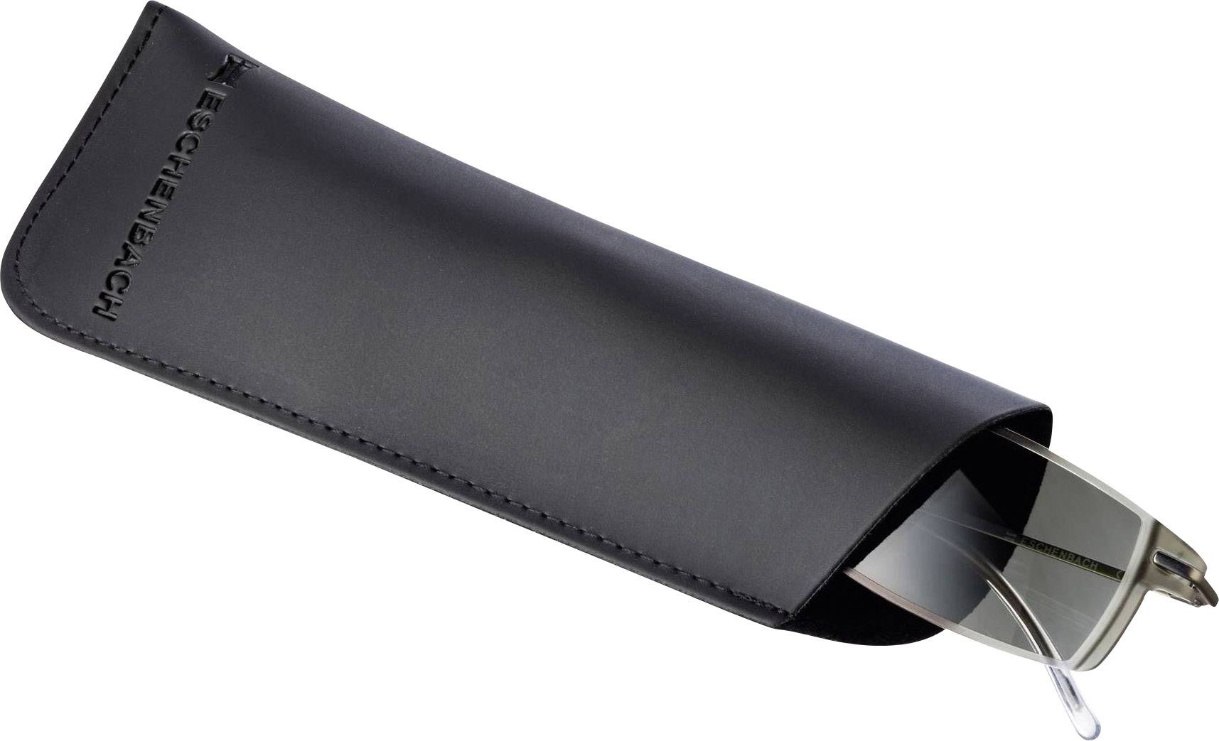 Eine Brille, halb aus einem schwarzen Etui herausgezogen. Das Etui hat einen dezenten geprägten Schriftzug.