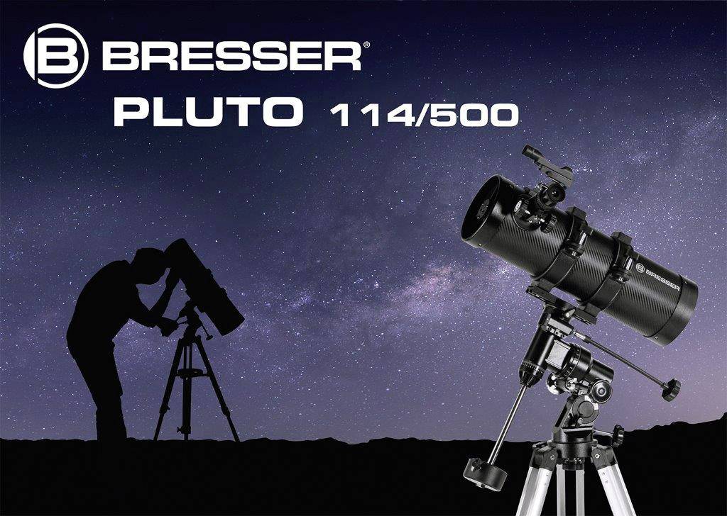 'Teleskop Bresser Pluto 114/500 vor sternenklarem Himmel, scharfer Vordergrund auf Stativ, Silhouette einer Person bei der Beobachtung.'