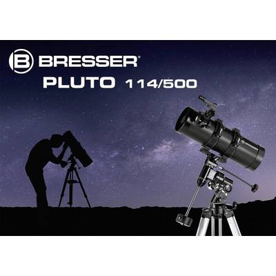 'Teleskop Bresser Pluto 114/500 vor sternenklarem Himmel, scharfer Vordergrund auf Stativ, Silhouette einer Person bei der Beobachtung.'