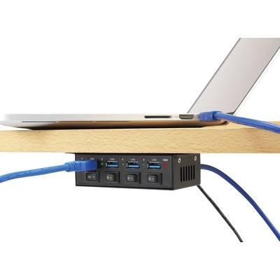 Ein Laptop ist mit einem unter dem Tisch montierten USB-Hub verbunden, der mehrere blaue und schwarze Kabel für Datenübertragung und Strom enthält.