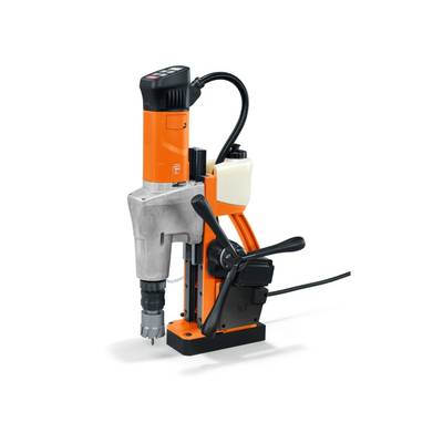 Eine orange magnetische Bohrmaschine mit einem Einstellhebel und Stromkabel, zur Befestigung an Metalloberflächen gedacht.