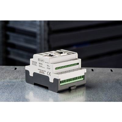 Industrie-PC mit mehreren grünen Anschlüssen und CE-Kennzeichnung, platziert auf metallischer Oberfläche in einer Lagerumgebung.
