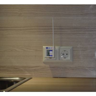 Steckdose mit WiFi-Gerät an einer Holzwand, daneben ein Spülbecken.