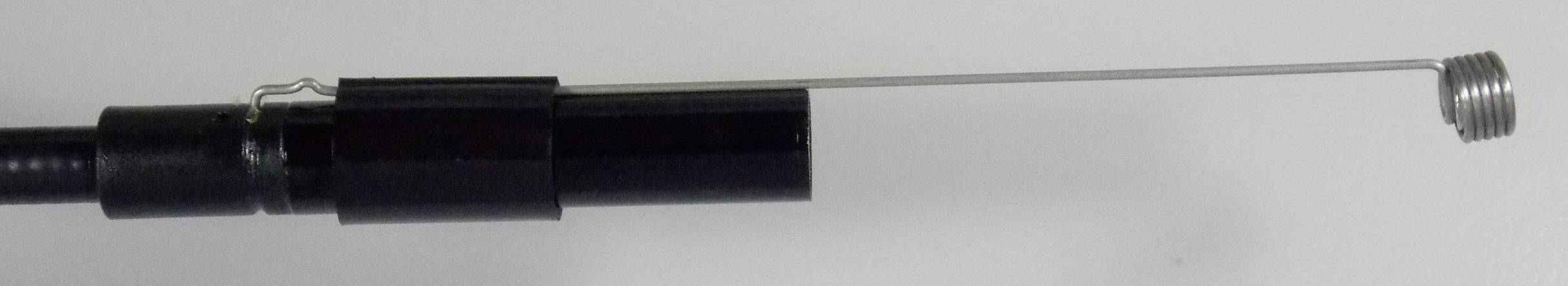 Ein schwarzer Zylinder mit einem langen, dünnen Stab, der in einer Metallspirale endet, möglicherweise ein technisches Gerät.