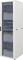 Ein grauer Serverschrank, gefüllt mit verschiedenen Netzwerkgeräten und Kabeln, an einem Netzwerkstandort.