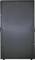 Ein geschlossenes schwarzes Serverrack mit einer Tür, geeignet für die Aufbewahrung von IT-Equipment in einem Rechenzentrum.