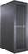 Schwarzer Server-Rack-Schrank mit belüfteter Tür, für Elektronik- oder IT-Ausrüstung. Steht auf hartem Boden in einem Innenraum.