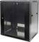 Schwarzes serverrack mit transparentem Türpanel; geeignet zur Aufbewahrung von Netzwerk-Hardware in IT-Umgebungen.