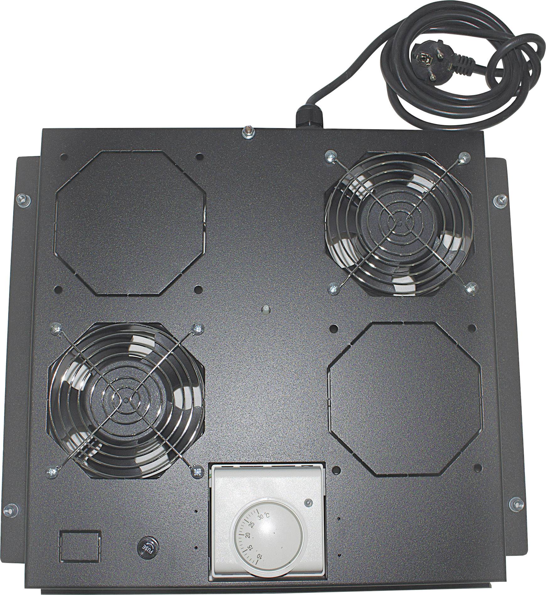 Schwarzer Lüfter mit drei Ventilatoren und Netzstecker, geeignet zur Kühlung von Geräten. Enthält einen Drehknopf für Steuerung.