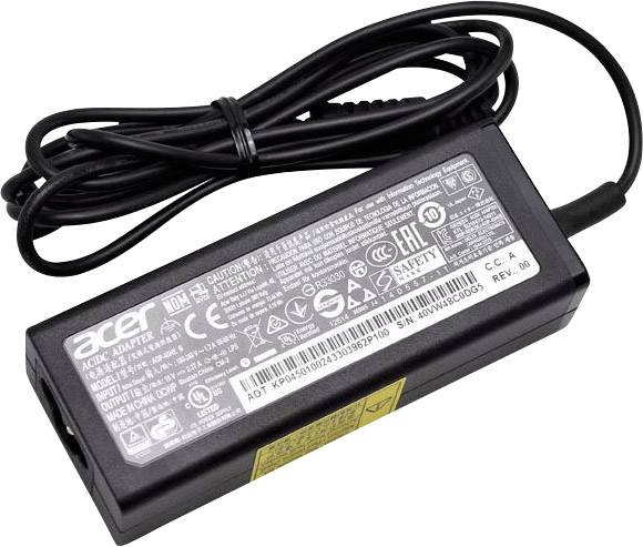 Schwarzes Acer-Laptop-Netzteil mit technischen Daten und Sicherheitshinweisen auf dem Gehäuse.