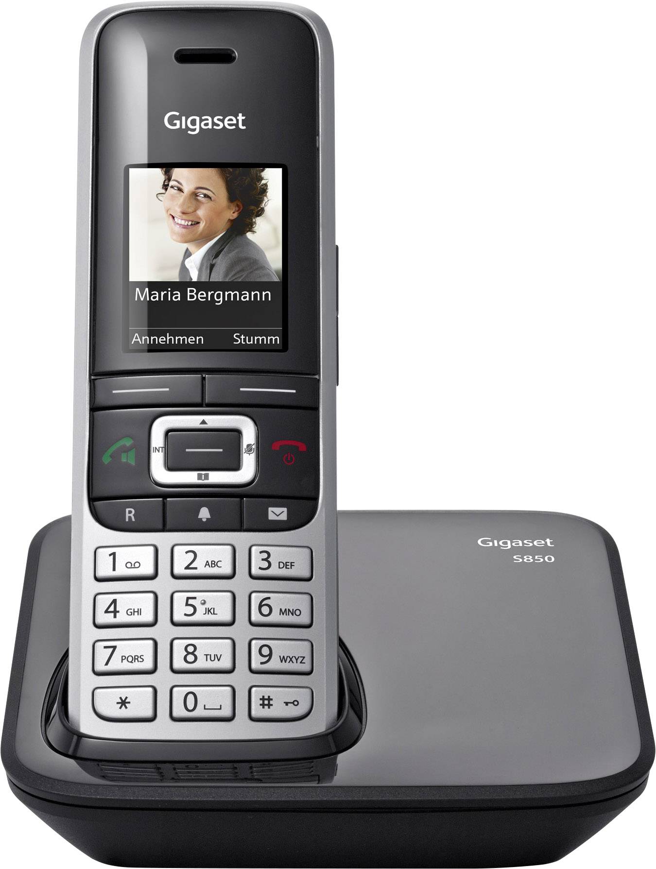 Schnurloses Gigaset-Telefon auf Ladestation, Display zeigt Bild einer lächelnden Frau mit dem Namen 'Maria Bergmann'.