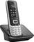 Ein kabelloses Telefon auf einer Ladestation, Marke Gigaset. Das Display zeigt Symbole für Bluetooth und Akkustand.